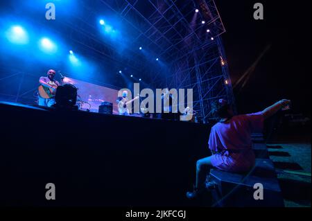 Cinqule, Italien. 01. August 2022. Nomadi treten vor vielen Menschen auf der Bühne der Arena della versilia auf. Stefano Dalle Luche / Alamy Live News. Stockfoto