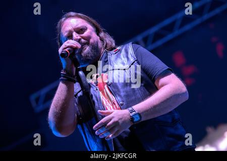 Cinqule, Italien. 01. August 2022. Nomadi treten vor vielen Menschen auf der Bühne der Arena della versilia auf. Stefano Dalle Luche / Alamy Live News. Stockfoto