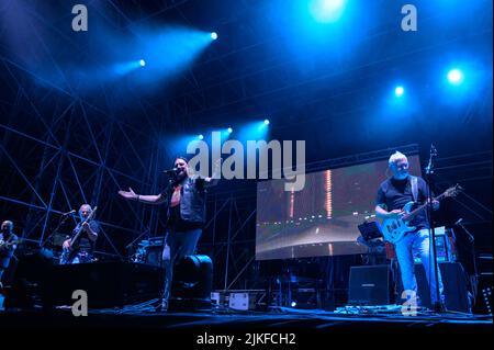 Cinqule, Italien. 01. August 2022. Nomadi treten vor vielen Menschen auf der Bühne der Arena della versilia auf. Stefano Dalle Luche / Alamy Live News. Stockfoto