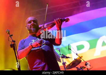 Cinqule, Italien. 01. August 2022. Nomadi treten vor vielen Menschen auf der Bühne der Arena della versilia auf. Stefano Dalle Luche / Alamy Live News. Stockfoto