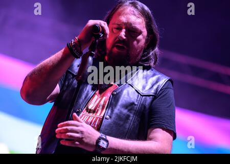 Cinqule, Italien. 01. August 2022. Nomadi treten vor vielen Menschen auf der Bühne der Arena della versilia auf. Stefano Dalle Luche / Alamy Live News. Stockfoto