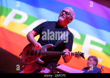 Cinqule, Italien. 01. August 2022. Nomadi treten vor vielen Menschen auf der Bühne der Arena della versilia auf. Stefano Dalle Luche / Alamy Live News. Stockfoto