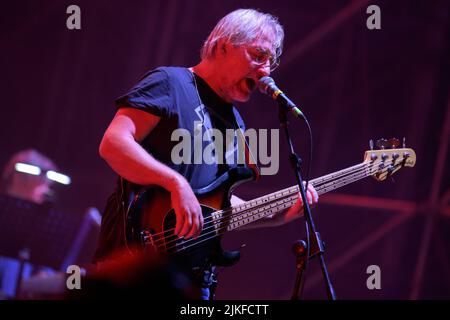 Cinqule, Italien. 01. August 2022. Nomadi treten vor vielen Menschen auf der Bühne der Arena della versilia auf. Stefano Dalle Luche / Alamy Live News. Stockfoto