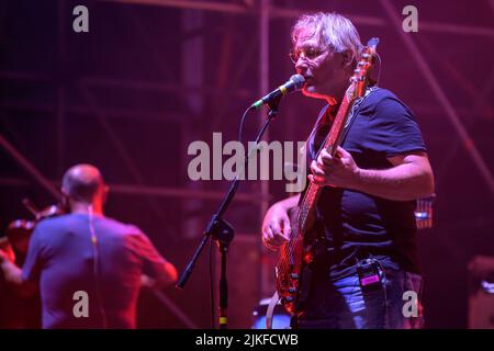 Cinqule, Italien. 01. August 2022. Nomadi treten vor vielen Menschen auf der Bühne der Arena della versilia auf. Stefano Dalle Luche / Alamy Live News. Stockfoto