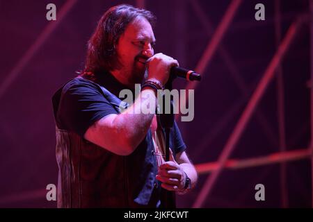 Cinqule, Italien. 01. August 2022. Nomadi treten vor vielen Menschen auf der Bühne der Arena della versilia auf. Stefano Dalle Luche / Alamy Live News. Stockfoto