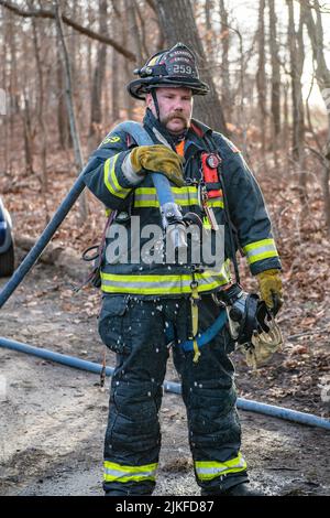 Mitglieder der East Hampton Fire Department löschen um 2:40 Uhr einen Arbeitsbrand in einem scheinbar verlassenen Fahrzeug vor der 404 Accabonac Road Stockfoto