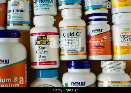 Vitamine, Mineralstoffe und Mikronährstoffe aus iHerb. Viele verschiedene Gläser. Biologisch aktive Lebensmittelzusatzstoffe. Nahrungsergänzungsmittel Set online kaufen. Medikamente für die Gesundheit. Kiew, Ukraine - 13. Juli 2022 Stockfoto