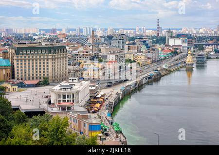 Luftaufnahme, Blick auf die Flussstation am Dnipro und den Damm im alten Ortsteil Podil an einem Sommertag. 07.24.22. Kiew. Ukraine. Stockfoto
