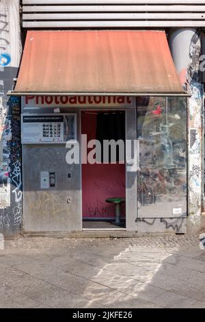 BERLIN, DEUTSCHLAND - 6. APRIL 2019: Typischer Fotostand an einem sonnigen Sommertag in den Straßen Berlins am 6. April 2019. Stockfoto