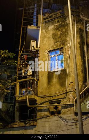 HANOI, VIETNAM - 5. JANUAR 2020: Moderne Fassade für Wohngebäude in der Nacht in Hanoi, Vietnam am 5. Januar 2020. Stockfoto