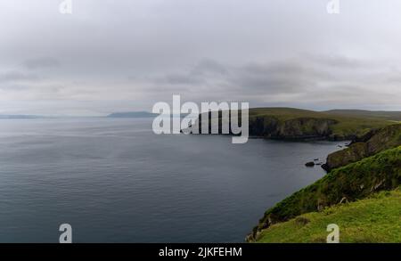 Ein Blick auf die wilde Küste bei Erris Head an der Nordspitze der Mullet Peninsula in der Grafschaft Mayo von Irland Stockfoto