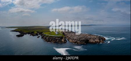 Panoramalandschaft von St. John's Point und dem Leuchtturm in der Donegal Bay im Nordwesten Irlands Stockfoto