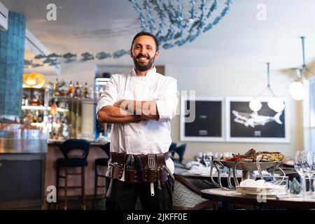 REDAKTIONELLE NUTZUNG NUR der erste buchbare "Shellmelier", Emanuele Giustiniani, startet auf der Seasons in Mayfair als Buchungsplattform für Restaurants einen Service, der den Gästen die Möglichkeit gibt, geschulte Experten im Restaurant anzurufen, die sich auf alle Aspekte von Meeresfrüchten spezialisiert haben. Ausgabedatum: Dienstag, 2. August 2022. Stockfoto