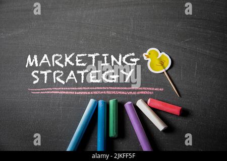 Marketingstrategie. Text auf schwarzem Kreidetafel. Stockfoto