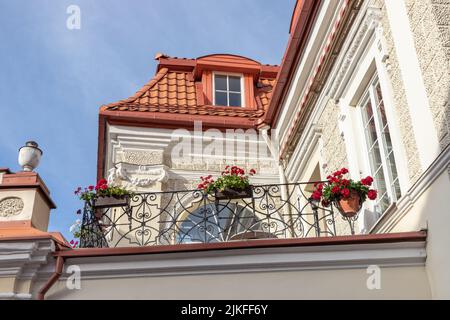 Balkon mit Blumen - Vilnius City Stockfoto