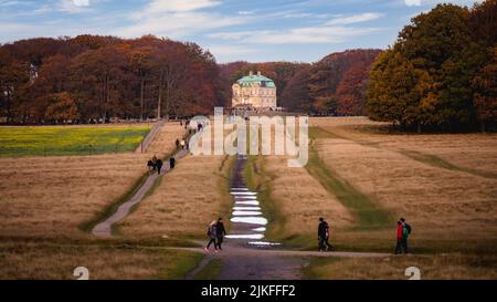 Die Leute spazieren am Wochenende auf dem Jægersborg Dyrehaven, dem Hirschpark in der Nähe von Kopenhagen Stockfoto