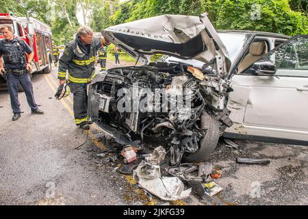 East Hampton FD Assistant Chief Greg Eberhardt untersucht das Wrack eines Mercedes-SUV nach Mitgliedern des „White Knigh“ der Feuerwehr East Hampton Stockfoto