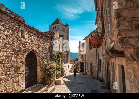 Saint-Cirq-Lapopie ist eine Gemeinde im Département Los im Südwesten Frankreichs. Sie ist Mitglied der Vereinigung Les Plus Beaux Villages de France Stockfoto