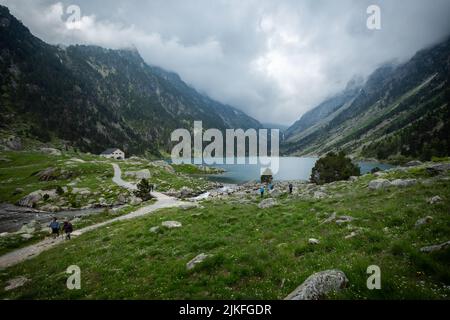 Touristen, die im Lac de Gaube in Frankreich abenteuerlustig sind Stockfoto