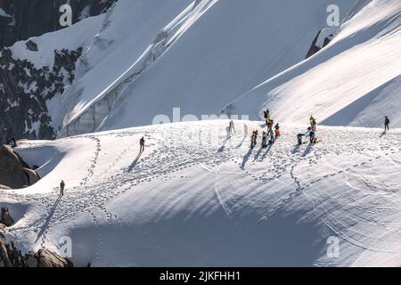 Skikletterer steigen vom Gipfel der Aiguille du Midi in Mont Blanc, Frankreich ab Stockfoto