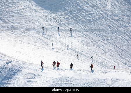 Skikletterer steigen vom Gipfel der Aiguille du Midi in Mont Blanc, Frankreich ab Stockfoto