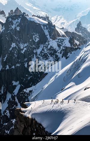 Skikletterer steigen vom Gipfel der Aiguille du Midi in Mont Blanc, Frankreich ab Stockfoto