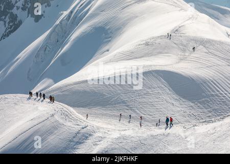 Skikletterer steigen vom Gipfel der Aiguille du Midi in Mont Blanc, Frankreich ab Stockfoto