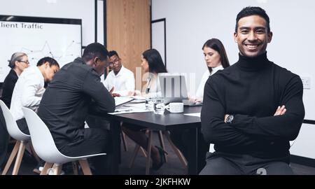 Hier entstehen die Millionen-Dollar-Ideen. Ein junger Geschäftsmann während einer Brainstorming-Session bei der Arbeit. Stockfoto