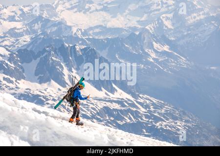 Skikletterer steigen vom Gipfel der Aiguille du Midi in Mont Blanc, Frankreich ab Stockfoto