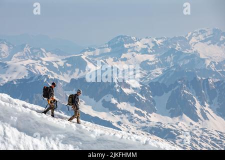 Skikletterer steigen vom Gipfel der Aiguille du Midi in Mont Blanc, Frankreich ab Stockfoto