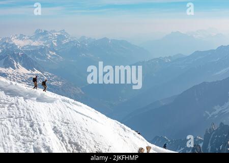 Skikletterer steigen vom Gipfel der Aiguille du Midi in Mont Blanc, Frankreich ab Stockfoto