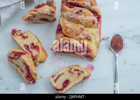 Süßes hausgemachtes Safran Himbeer-Babka auf einem Tisch Stockfoto