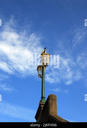 Straßenlaterne auf der Worcester Bridge, Worcester, England, Großbritannien. Stockfoto