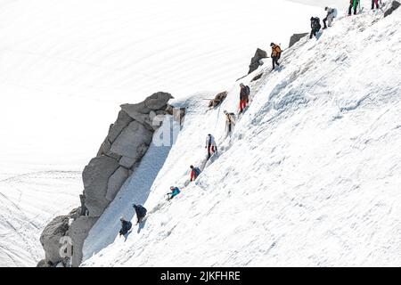 Skikletterer steigen vom Gipfel der Aiguille du Midi in Mont Blanc, Frankreich ab Stockfoto