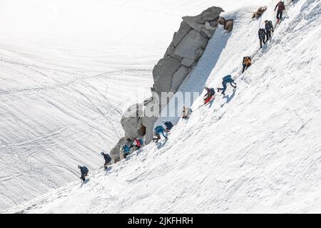 Skikletterer steigen vom Gipfel der Aiguille du Midi in Mont Blanc, Frankreich ab Stockfoto