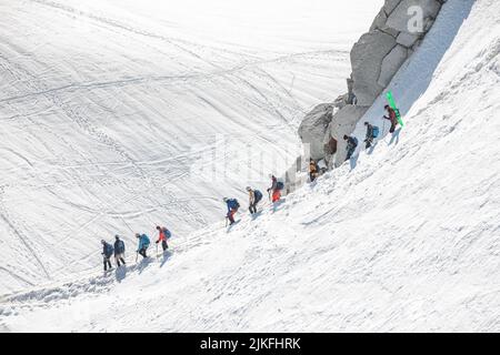 Skikletterer steigen vom Gipfel der Aiguille du Midi in Mont Blanc, Frankreich ab Stockfoto