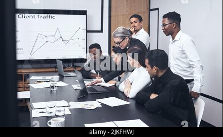 Nur ein paar Änderungen und es verbessert sich. Eine reife Geschäftsfrau, die ihren Mitarbeitern eine Präsentation gibt. Stockfoto