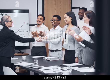 Ich bin so glücklich, hier zu sein. Mitarbeiter applaudieren während eines Geschäftstreffens. Stockfoto