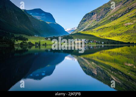 Der Eidsvatnet See spiegelt die Landschaft in Norwegen wider Stockfoto