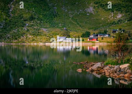 Der Eidsvatnet See spiegelt die Landschaft in Norwegen wider Stockfoto