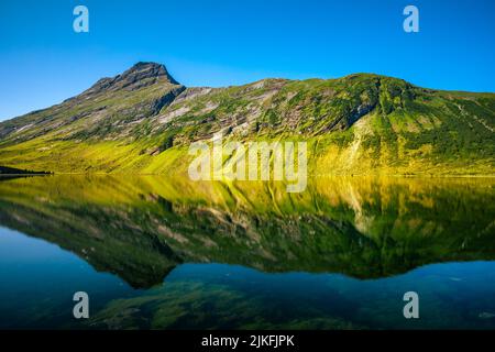 Der Eidsvatnet See spiegelt die Landschaft in Norwegen wider Stockfoto