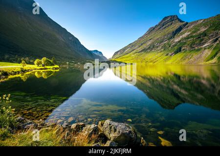 Der Eidsvatnet See spiegelt die Landschaft in Norwegen wider Stockfoto