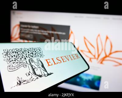 Handy mit Logo des akademischen Verlags Elsevier auf dem Bildschirm vor der Business-Website. Konzentrieren Sie sich auf die linke Seite des Telefondisplays. Stockfoto
