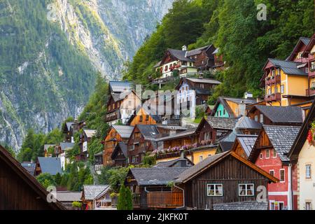 Gemütliche Hütten am Berghang in Hallstatt Österreich Stockfoto