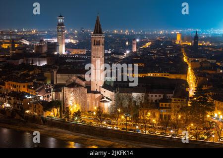 Verona bei Nacht Panorama, Blick auf Cappella Pellegrini und Duomo di Verona Stockfoto