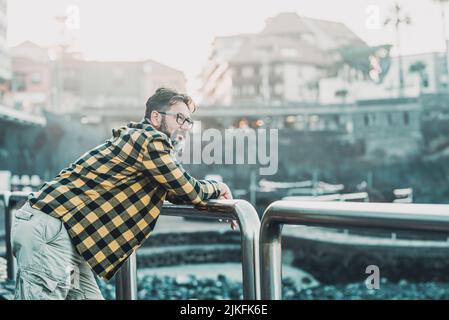 Reifer junger Mann, der sich ausruhte und die Freizeit in der Stadt genoss. Hipster Menschen in touristischen Lebensstil allein. Platz und Ortshintergrund kopieren Stockfoto