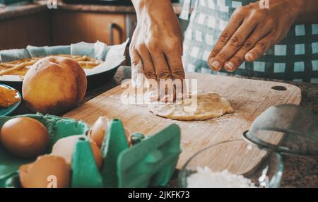 Nahaufnahme von Frauen, die zu Hause arbeiten und kochen, mit frischer Pasta, die einen handgemachten Kuchen zubereitet. Natürliche Lebensmittel Lifestyle Zubereitung Konzept. Frau Hausfrau tun Stockfoto