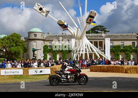 Passing Goodwood House, Triumph Rocket 3 GT 221, Road Bikes, eine Auswahl von Motorrädern mit traditionellen benzinbetriebenen Superbikes bis hin zu den neuesten Stockfoto