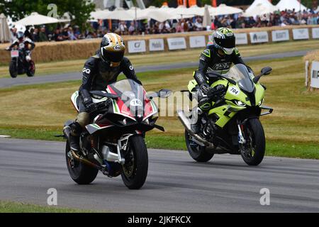 James Horton, Adam Payne, Bimota Tesi H2, BMW S1000RR-M, Rennräder, Eine Auswahl an Motorrädern mit traditionellen benzinbetriebenen Superbikes Stockfoto