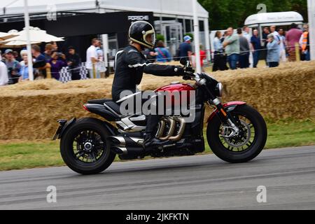 Triumph Rocket 3 GT 221, Rennräder, eine Auswahl an Motorrädern mit traditionellen benzinbetriebenen Superbikes bis hin zu den neuesten innovativen Maschinen Pow Stockfoto